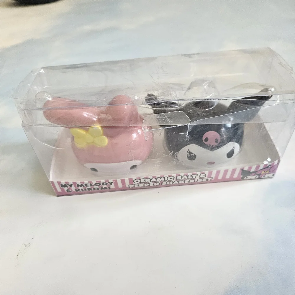 Hello Kitty Pink & Black Ceramic Salt & Pepper Shaker Set Brand New